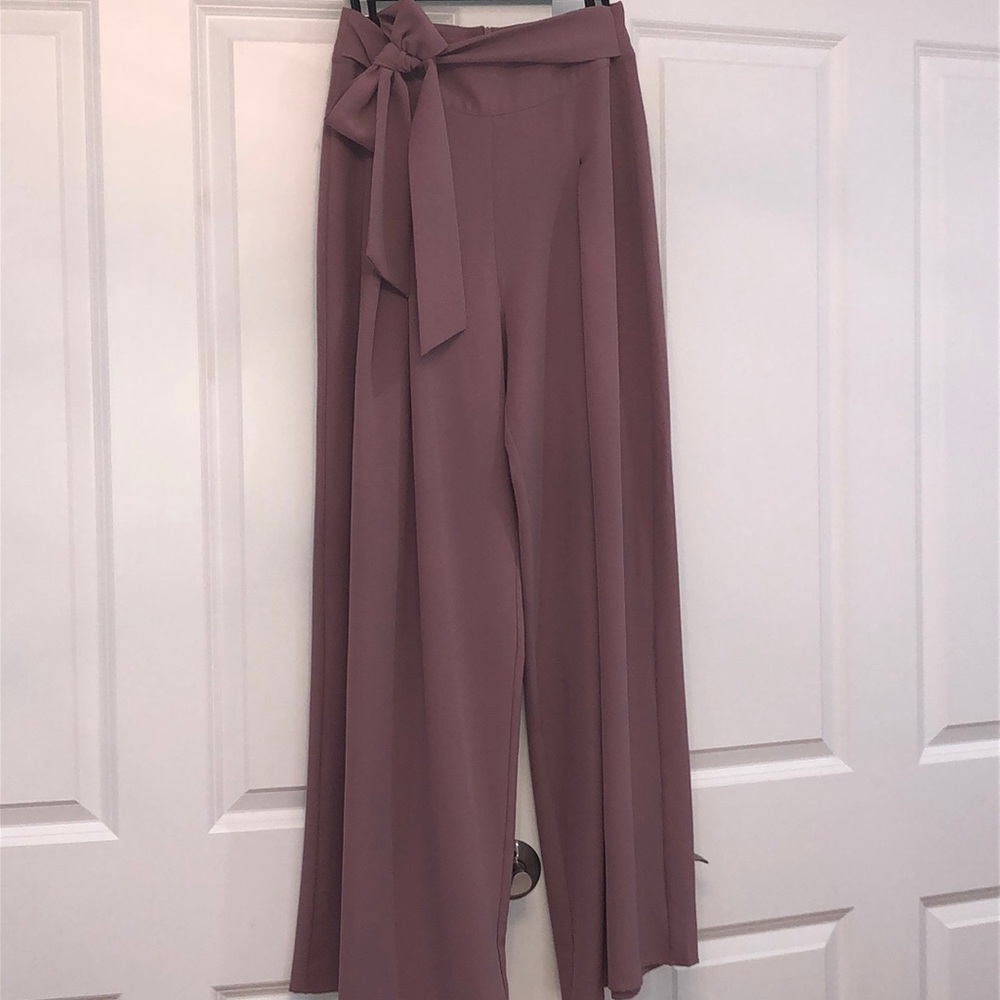 High waisted wide leg trouser. Zipper in back. - Picture 1 of 1